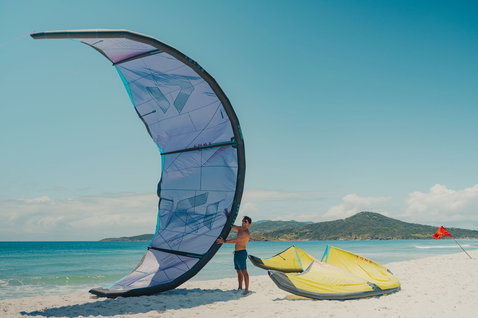 Duotone Juice LEI Kite beim Kitesurfen am Meer