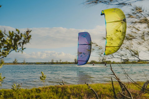 Duotone Juice LEI Kite beim Kitesurfen in einer tropischen Lagune