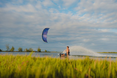 Duotone Juice LEI Kite beim Kitesurfen auf einer flachen Wasserlagune