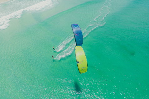 Duotone Juice LEI Kite beim Kitesurfen an einem tropischen Ozeanstrand