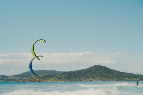 Duotone Juice LEI Kite beim Kitesurfen am Ozean mit Bergkulisse