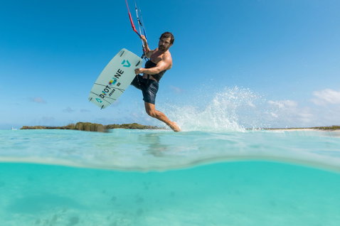 Duotone Juice LEI Kite beim Kitesurfen in einer tropischen Meereslagune mit Sandstrand