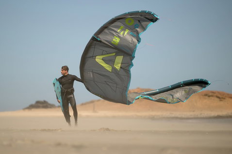 Kite LEI Duotone D/LAB pendant le kitesurf sur une plage désertique