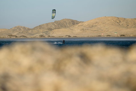 Duotone D/LAB LEI kite lors du kitesurf sur un lac désertique aride avec montagnes rocheuses