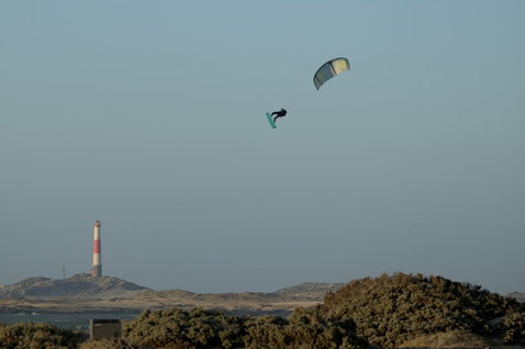 Duotone D/LAB LEI kite lors du kitesurf sur des dunes côtières avec phare