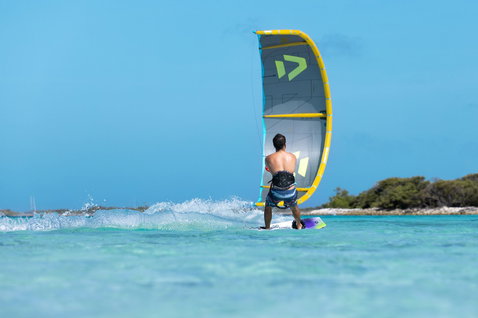 Duotone Evo D/LAB kite LEI durante il kitesurf in una laguna tropicale