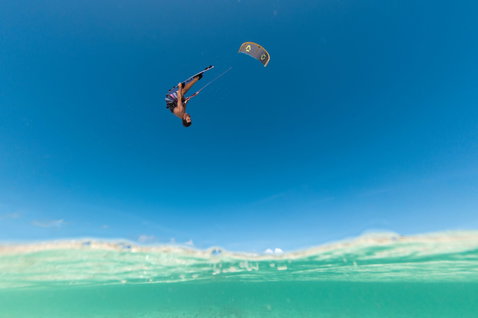 Duotone Evo D/LAB LEI kite durante il kitesurf su una spiaggia tropicale dell'oceano