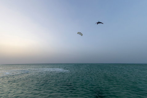 Duotone Evo D/LAB LEI kite durante il kitesurf sull'oceano aperto