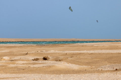 Duotone Evo D/LAB LEI kite durante il kitesurf in una laguna desertica