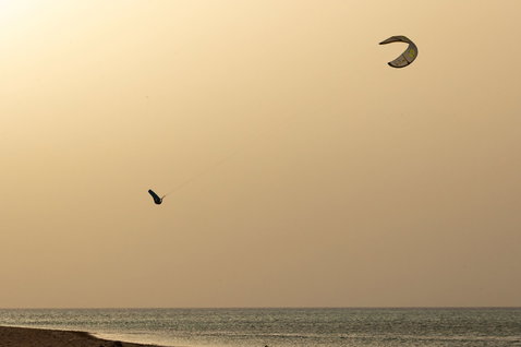 Duotone Evo D/LAB LEI kite durante il kitesurf sulla spiaggia oceanica