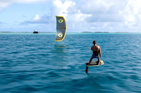 Duotone Evo D/LAB LEI kite durante il foiling in una laguna tropicale