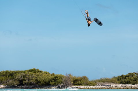 Duotone Evo D/LAB LEI kite durante il kitesurf in una laguna costiera tropicale con rive sabbiose e bassa vegetazione