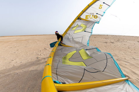 Duotone Evo D/LAB LEI kite 9m durante il kitesurf su una spiaggia desertica