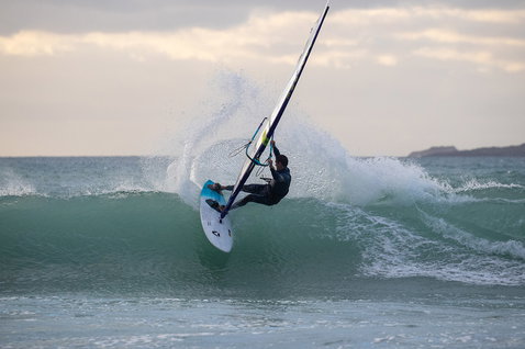 Duotone Grip [Tri] D/LAB Customized planche de windsurf lors de surf de vagues sur la plage de l'océan