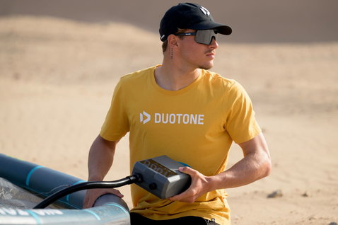 Duotone Lazepump elektrische Luftpumpe in der Wüste auf Sanddünen
