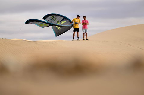 Duotone Lazepump elektrische Luftpumpe beim Kitesurfen in den Sanddünen