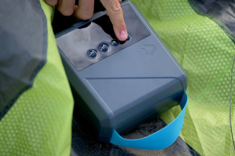 Duotone Lazepump elektrische Luftpumpe in dunkelschiefer mit cyan, limettengrün und petrol