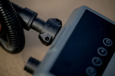 Duotone Lazepump elektrische Luftpumpe in fast schwarz mit dunkelgrauem und rotem Akzent