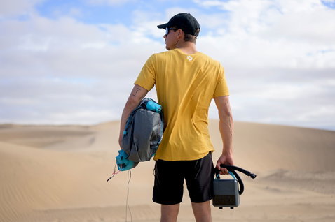 Duotone Lazepump elektrische Luftpumpe bei der Vorbereitung zum Kitesurfen in Sanddünen