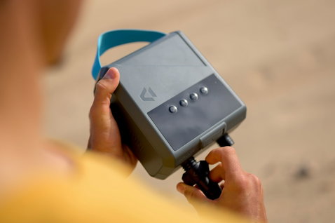 Duotone Lazepump Elektropumpe bei der Strandvorbereitung am Sandstrand