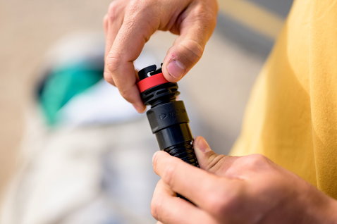 Duotone Lazepump Elektropumpen-Adapter Detailaufnahme im Freien