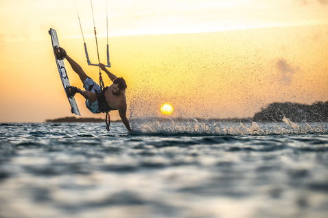 Duotone Grab Handle NTT lors du kitesurf sur la plage de l'océan
