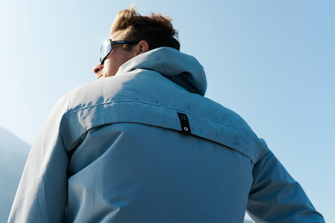 Veste Duotone Explore 2,5L lors d'une aventure outdoor en bleu acier