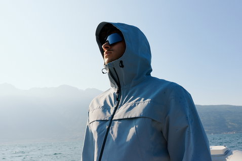 Duotone Apparel Jacket Explore 2.5L veste hardshell lors d'une aventure freeride au lac en bleu clair