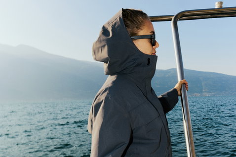 Duotone Coat Explore 2L veste imperméable unisexe en gris foncé lors d'une exploration sur l'eau