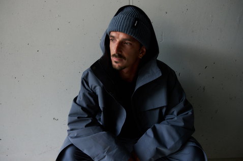 Duotone Apparel Coat Explore 2L manteau imperméable unisexe en gris ardoise lors d'une exploration urbaine