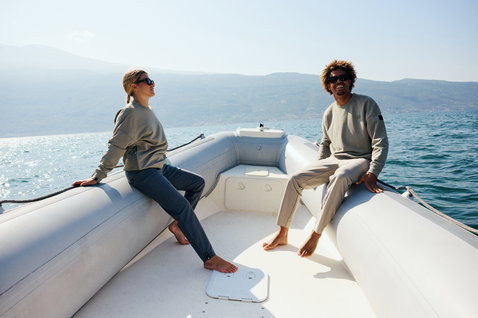 Pantaloni leisure unisex Duotone Explore in antracite e beige durante un giro in barca