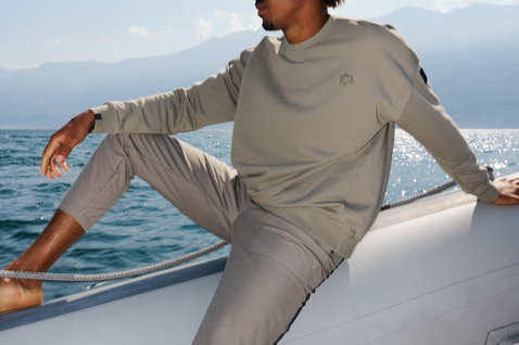 Sweat unisex Duotone Explore lors d'une sortie en bateau sur le lac en gris pierre