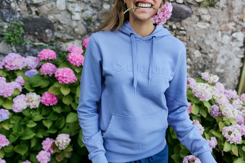 Sweat à capuche unisexe Duotone Originals en bleu lavande avec logo relief porté en extérieur