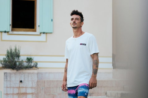 Duotone Originals Graphic men's T-shirt in white worn outdoors