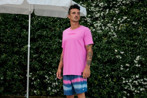 T-shirt Duotone Originals Graphic homme en rose vif avec logo puff print, porté lors d'une séance lifestyle en extérieur