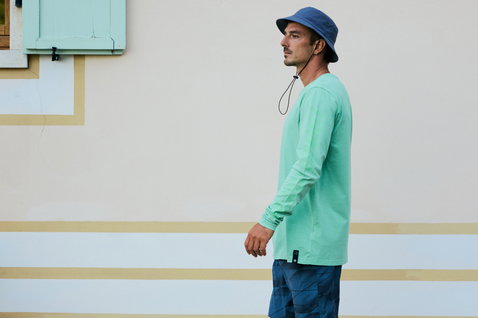 T-shirt manches longues unisexe Duotone Originals Graphic en vert menthe lors d'un moment lifestyle décontracté