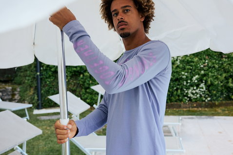 Duotone Originals Graphic haut manches longues unisexe en lavande lors d'un lifestyle décontracté en extérieur
