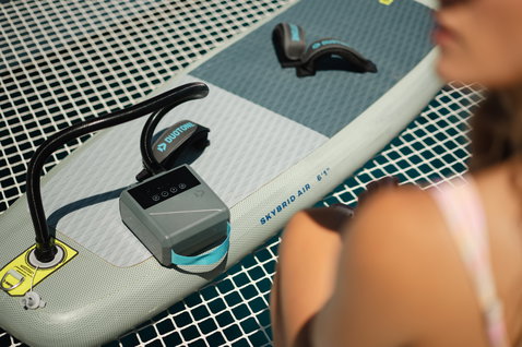 Duotone Lazepump elektrische Luftpumpe bei der Vorbereitung zum Wassersport am Wasser