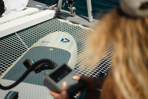 Duotone Lazepump elektrische Luftpumpe beim Kite- oder Wing-Aufbau auf einem Boot auf offener See