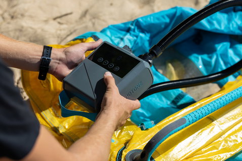 Duotone Lazepump elektrische Luftpumpe beim Kitesurfen am Strand