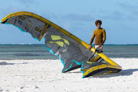 Duotone Lazepump D/LAB LEI Kite beim Kitesurfen am Ozeanstrand