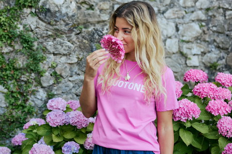 T-shirt Duotone Originals femme en rose porté lors d'une séance lifestyle en extérieur avec des hortensias