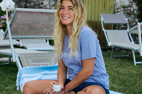 T-shirt Duotone Originals femme en bleu pervenche porté lors d'une pause détente en terrasse