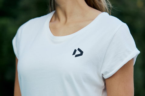 T-shirt femme Duotone Originals Graphic en blanc avec col rond porté en extérieur