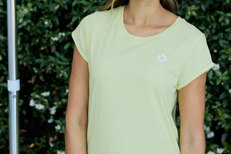 T-shirt femme Duotone Originals Graphic col rond en jaune citron pâle lors d'une séance lifestyle en extérieur