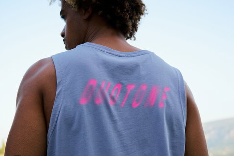 Duotone Originals Graphic Tank Top Herren in slate blue mit pinkem Rückendruck beim Tragen im Freien