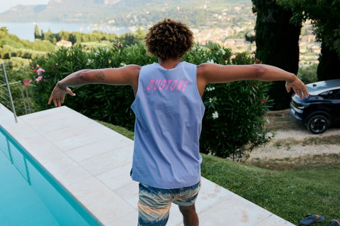 Duotone Originals Graphic Tank Top Herren in lavendelblau beim Lifestyle-Shooting an einem Pool