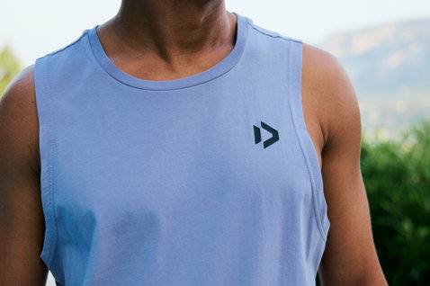 Duotone Originals Graphic Tank Top Herren in periwinkle blau, getragen im Freien