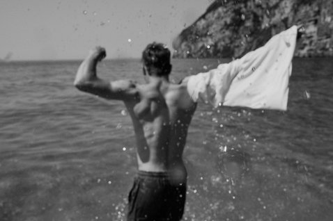 Duotone Concept Blue organic cotton T-shirt during beach lifestyle at the ocean