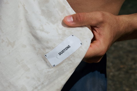 Duotone Concept Blue T-shirt in natural undyed organic cotton – detail view of woven brand label